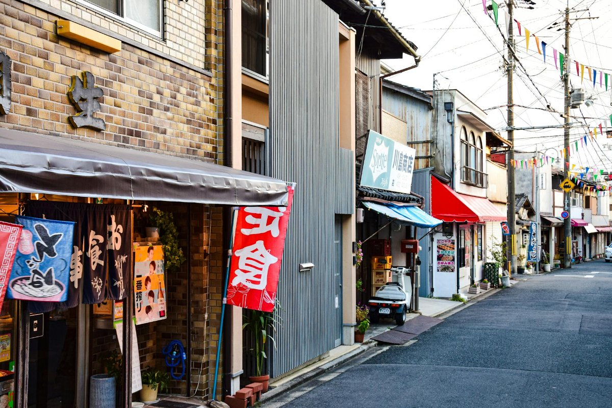 日本の商店街に並ぶ地域密着型の店舗
