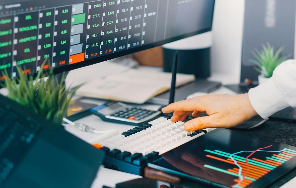 広告投資対効果のデータを分析するビジネスパーソン