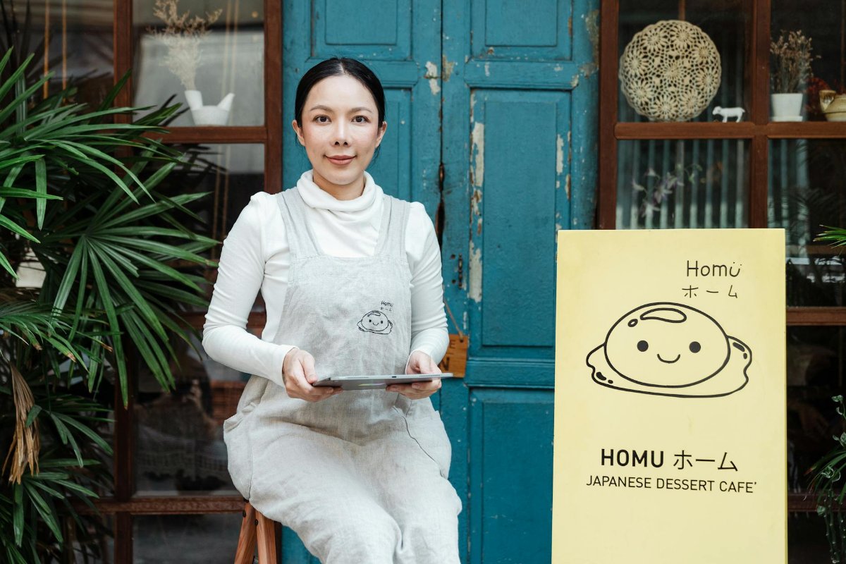 タブレットで顧客対応をする店舗オーナー