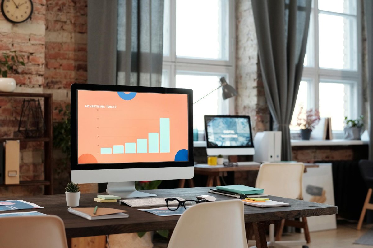 リスティング広告のトレンドデータを表示するPC画面